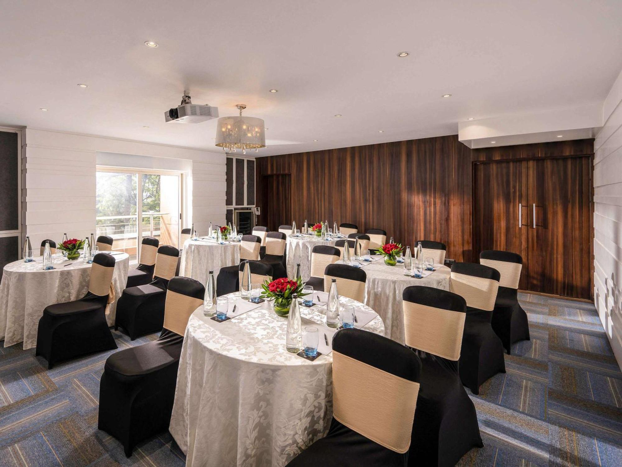 Grand Mercure Bangalore - An Accor Brand Ngoại thất bức ảnh